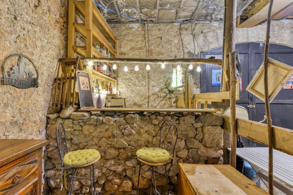 La Calade Acomodação com café da manhã Montouliers Exterior foto