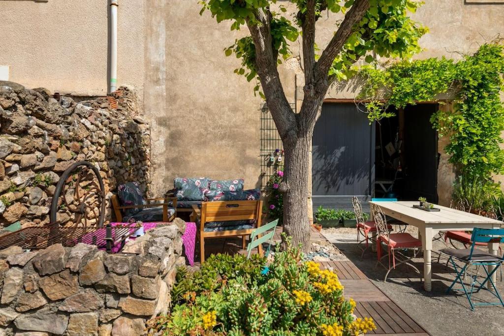 La Calade Acomodação com café da manhã Montouliers Exterior foto